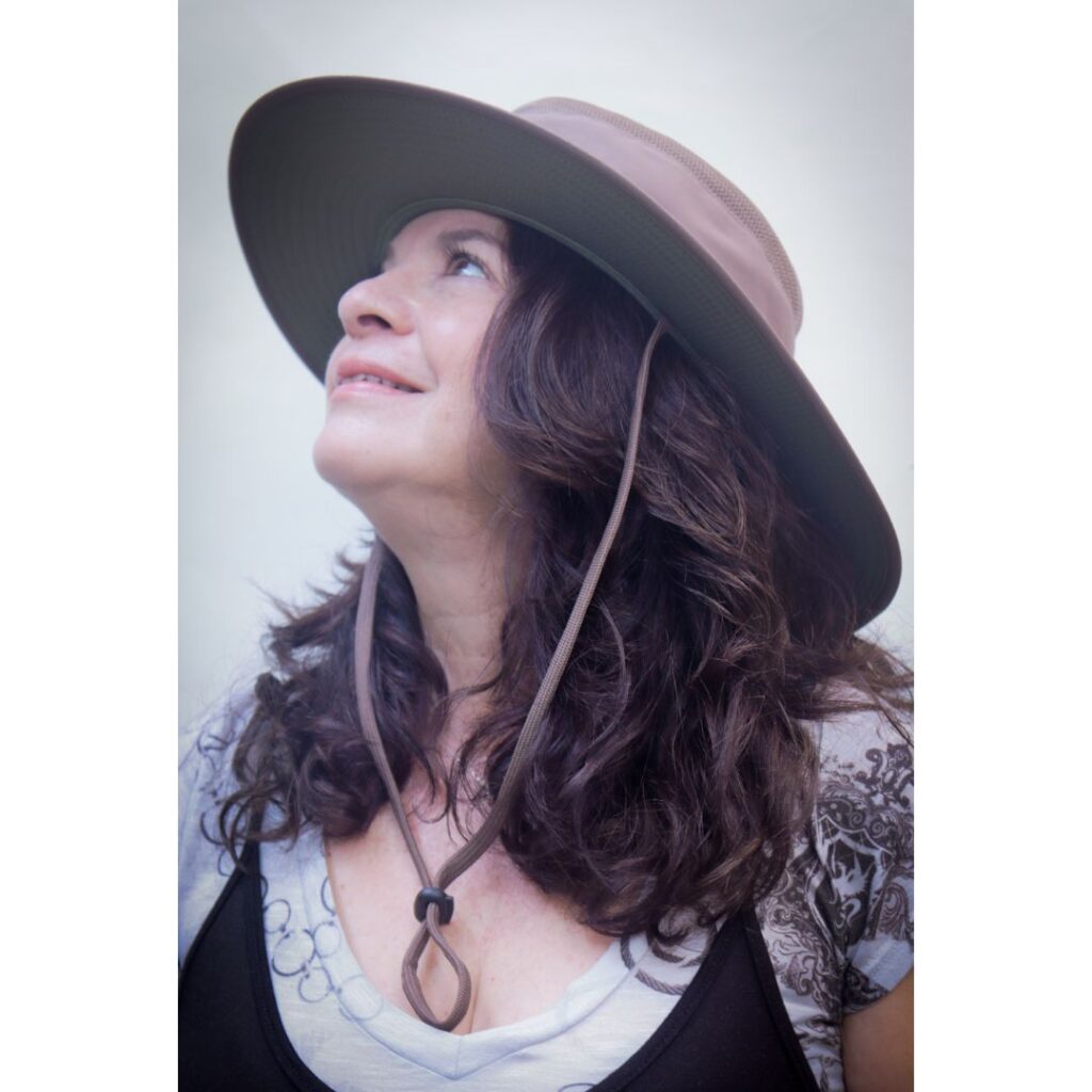 Mujer con sombrero para el sol