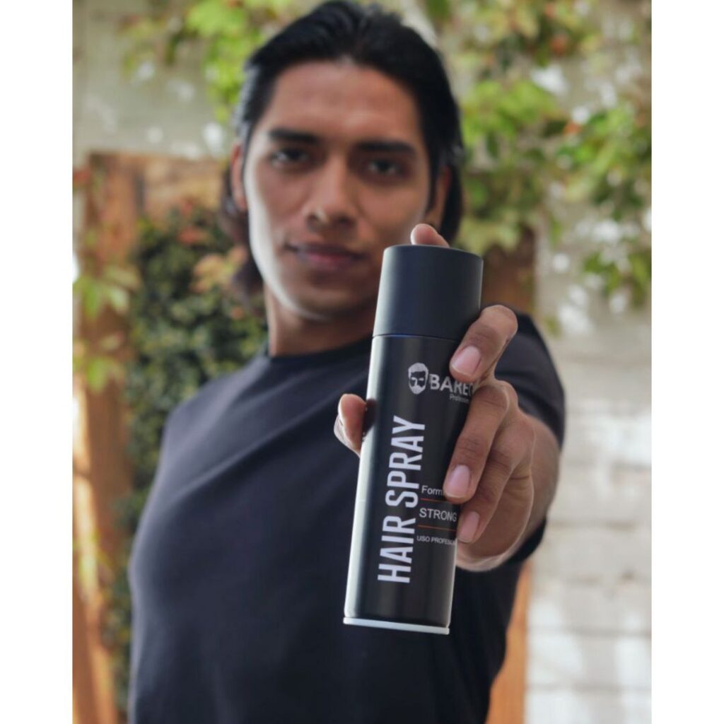 Hombre sosteniendo y mostrando un spray