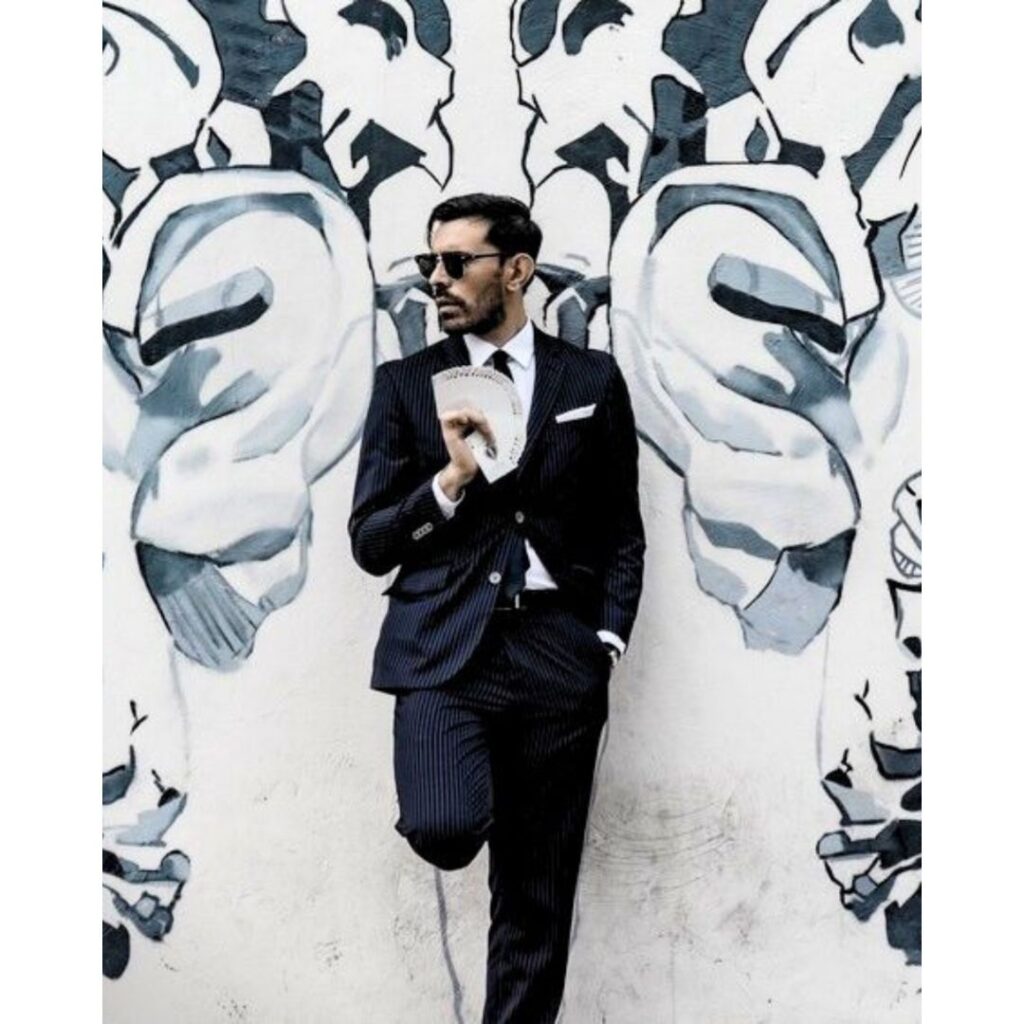 Mago recargado en la pared