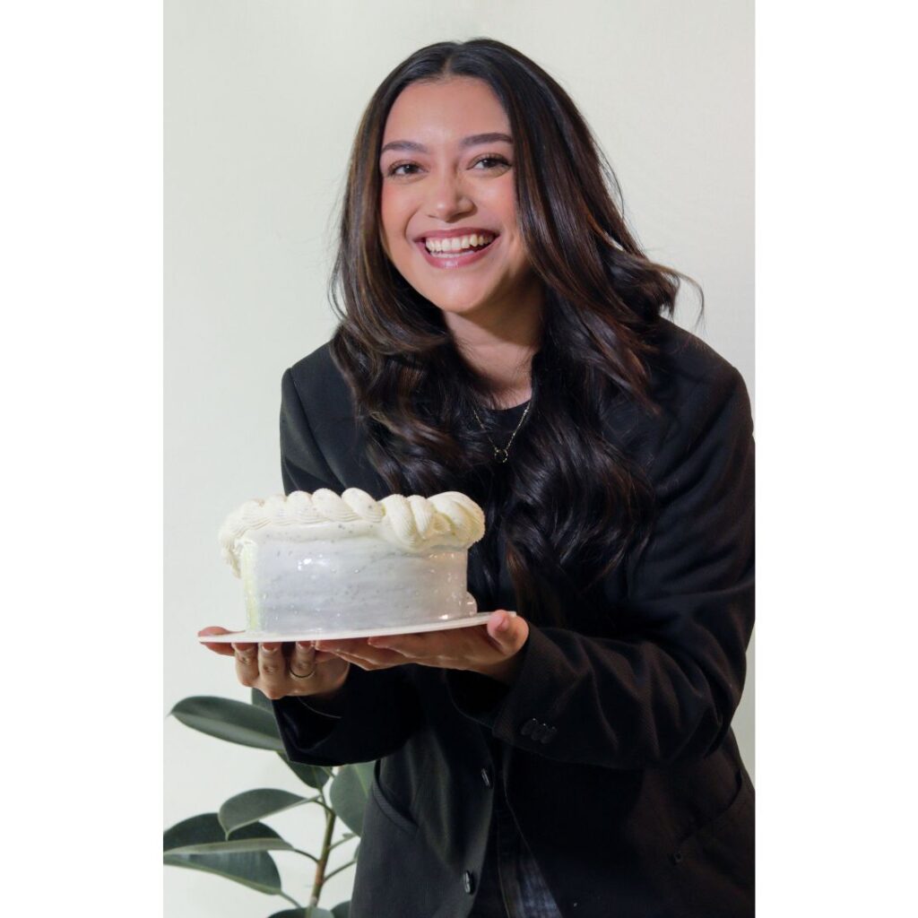 Mujer sosteniendo un pastel